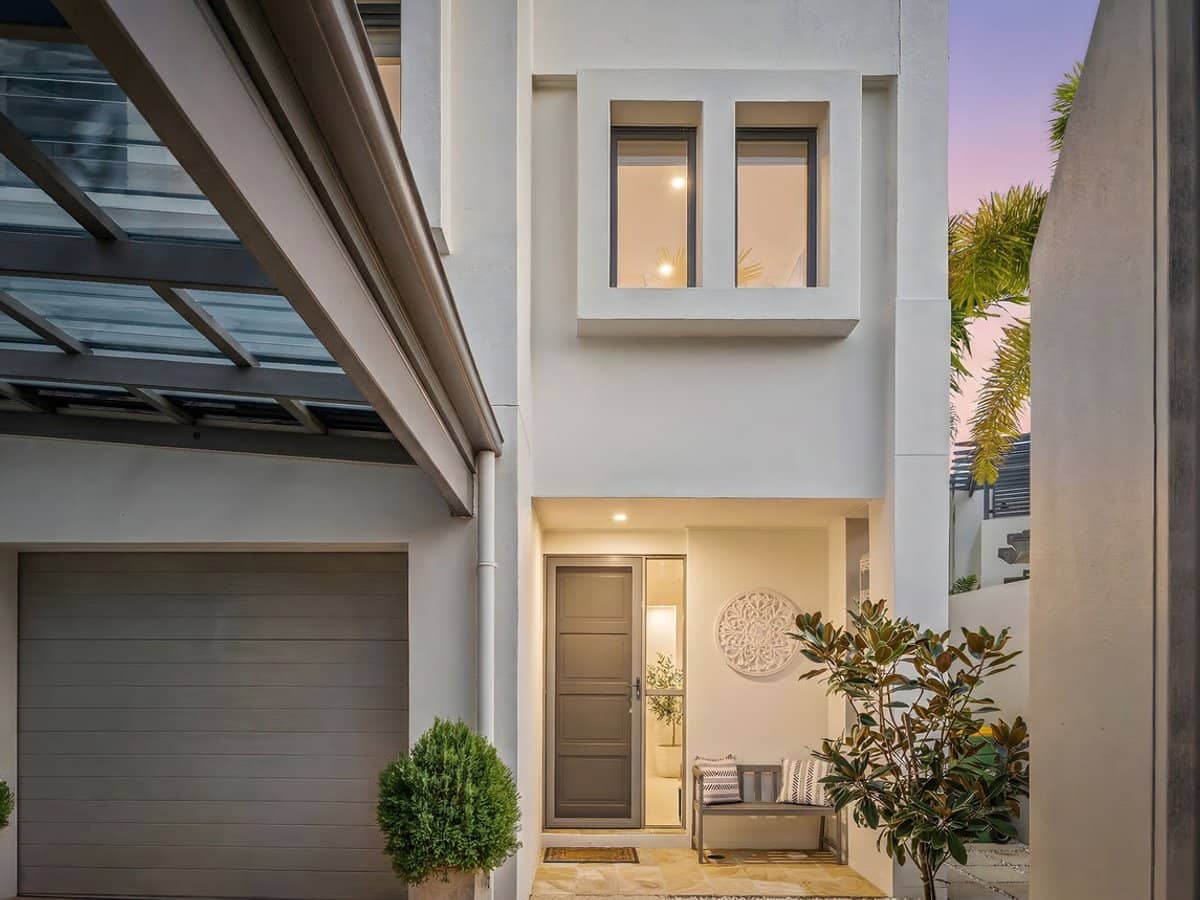 1 The Cove Crescent, Carrara - Thumbnail 3