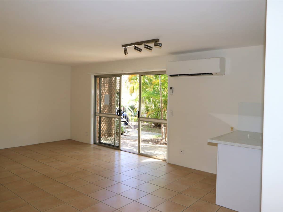 21 Surf Parade, BROADBEACH - Thumbnail 2