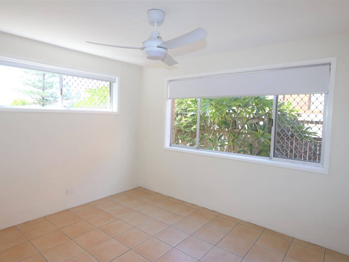 21 Surf Parade, BROADBEACH - Thumbnail 3