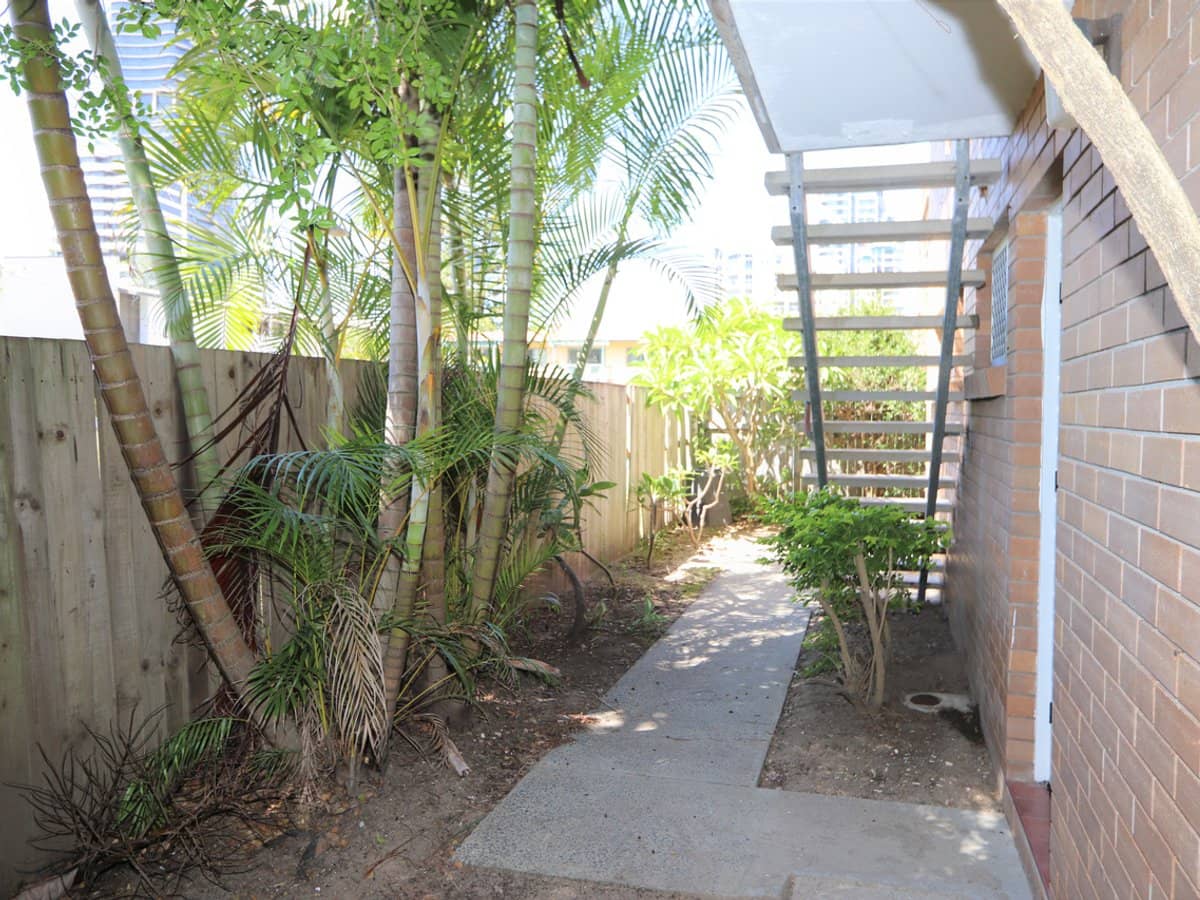 21 Surf Parade, BROADBEACH - Thumbnail 4