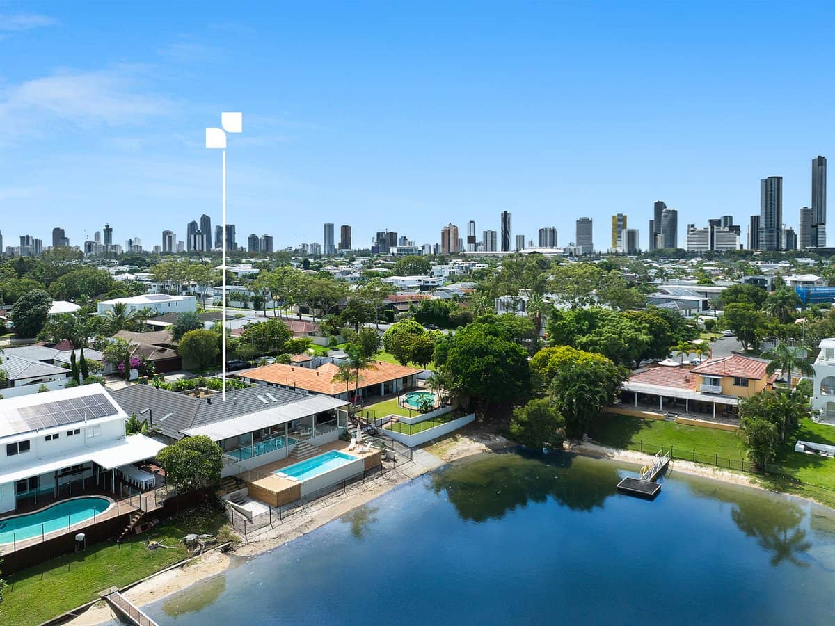 6 Bombala Street, BROADBEACH WATERS - Thumbnail 2