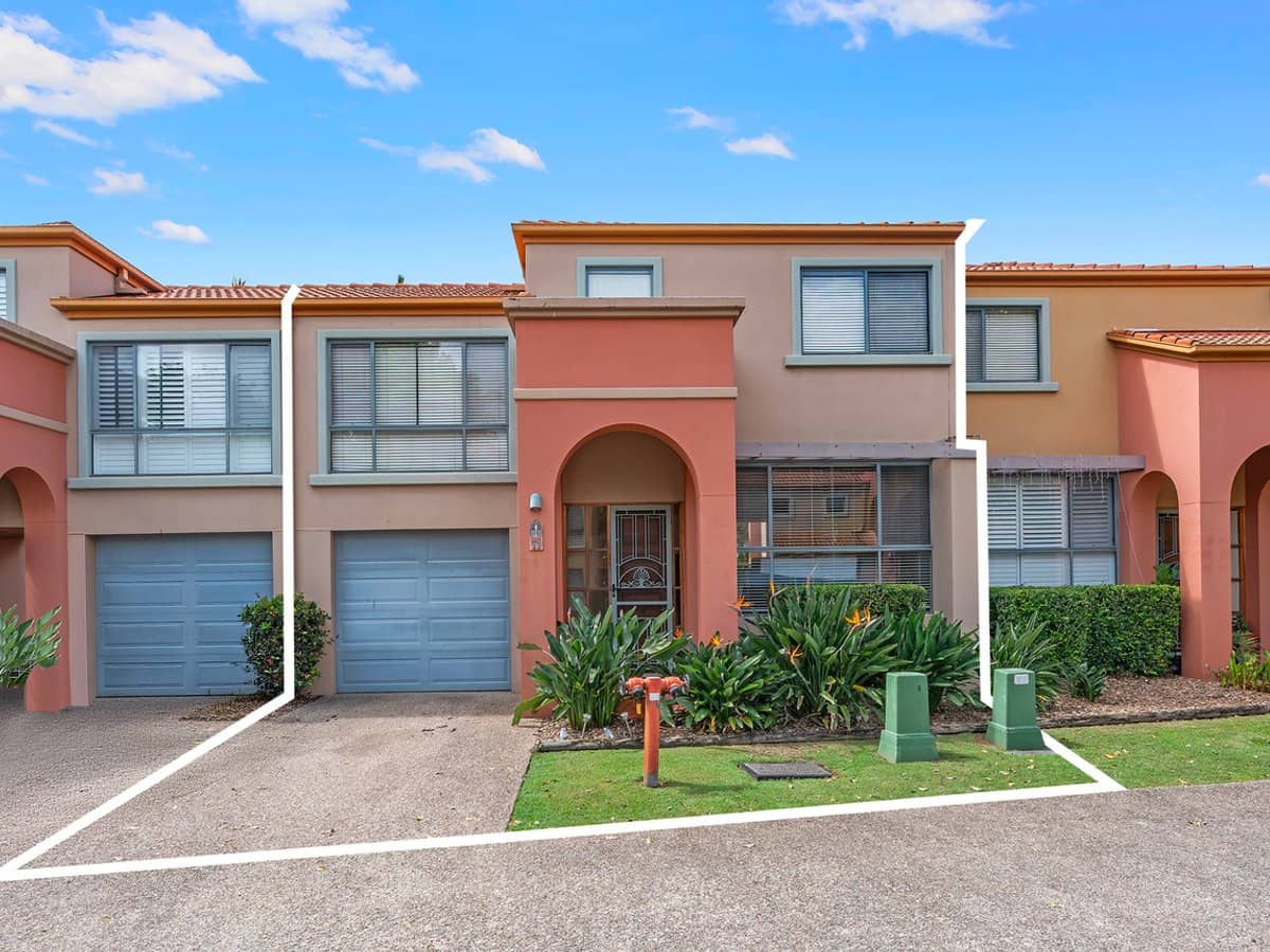 20 Fairway Drive, CLEAR ISLAND WATERS - Thumbnail 1