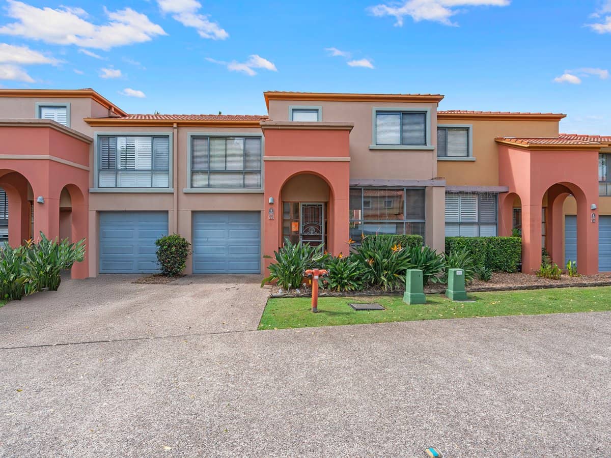 20 Fairway Drive, CLEAR ISLAND WATERS - Thumbnail 2