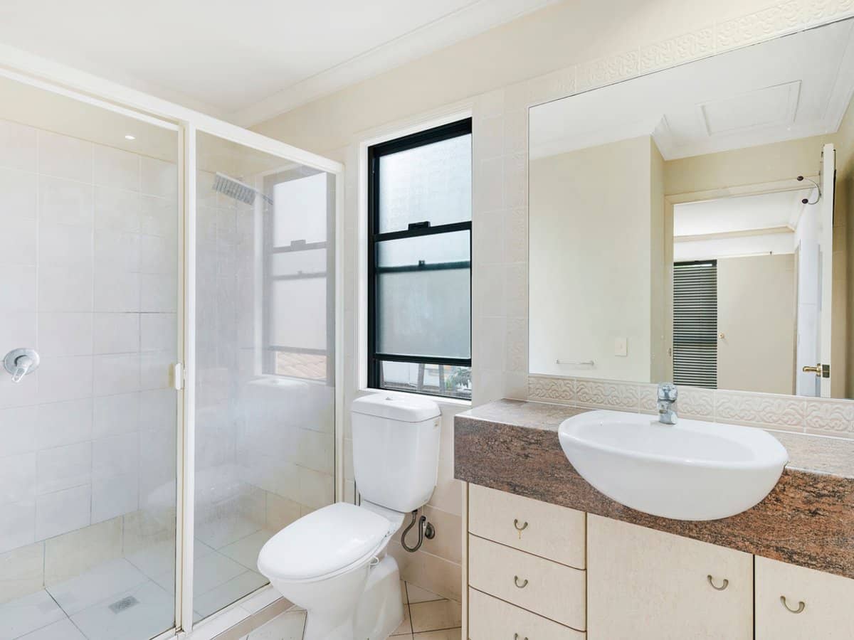 20 Fairway Drive, CLEAR ISLAND WATERS - Thumbnail 8