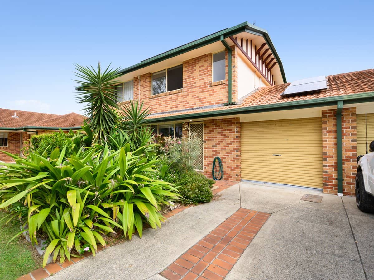 125 Hansford Road, COOMBABAH - Thumbnail 1