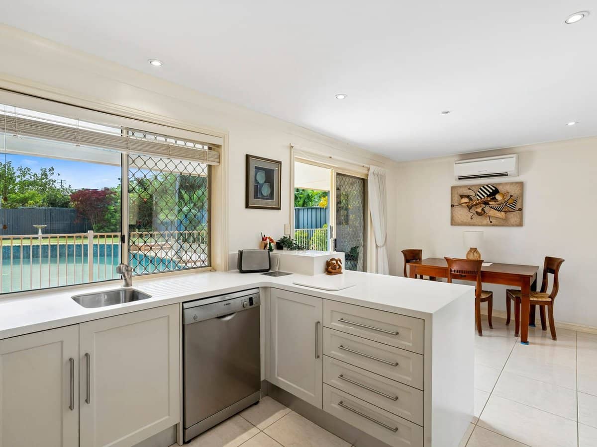 8 Kinloch Avenue, Benowa Waters - Thumbnail 11