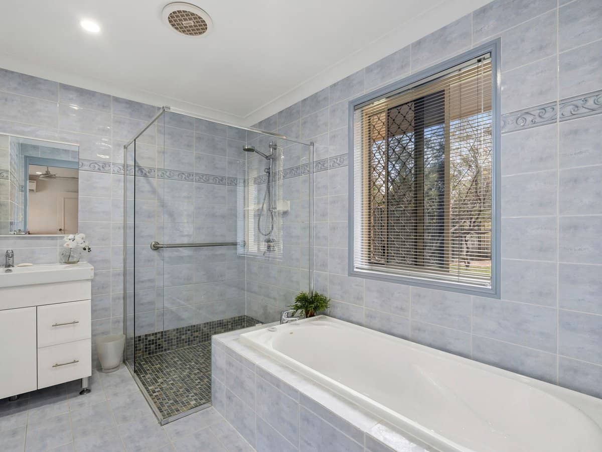 8 Kinloch Avenue, Benowa Waters - Thumbnail 18