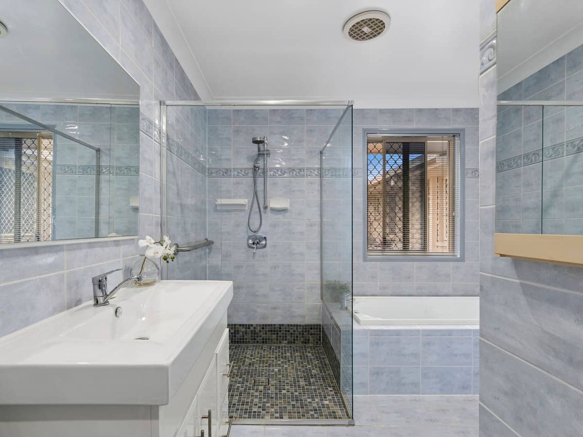 8 Kinloch Avenue, Benowa Waters - Thumbnail 19