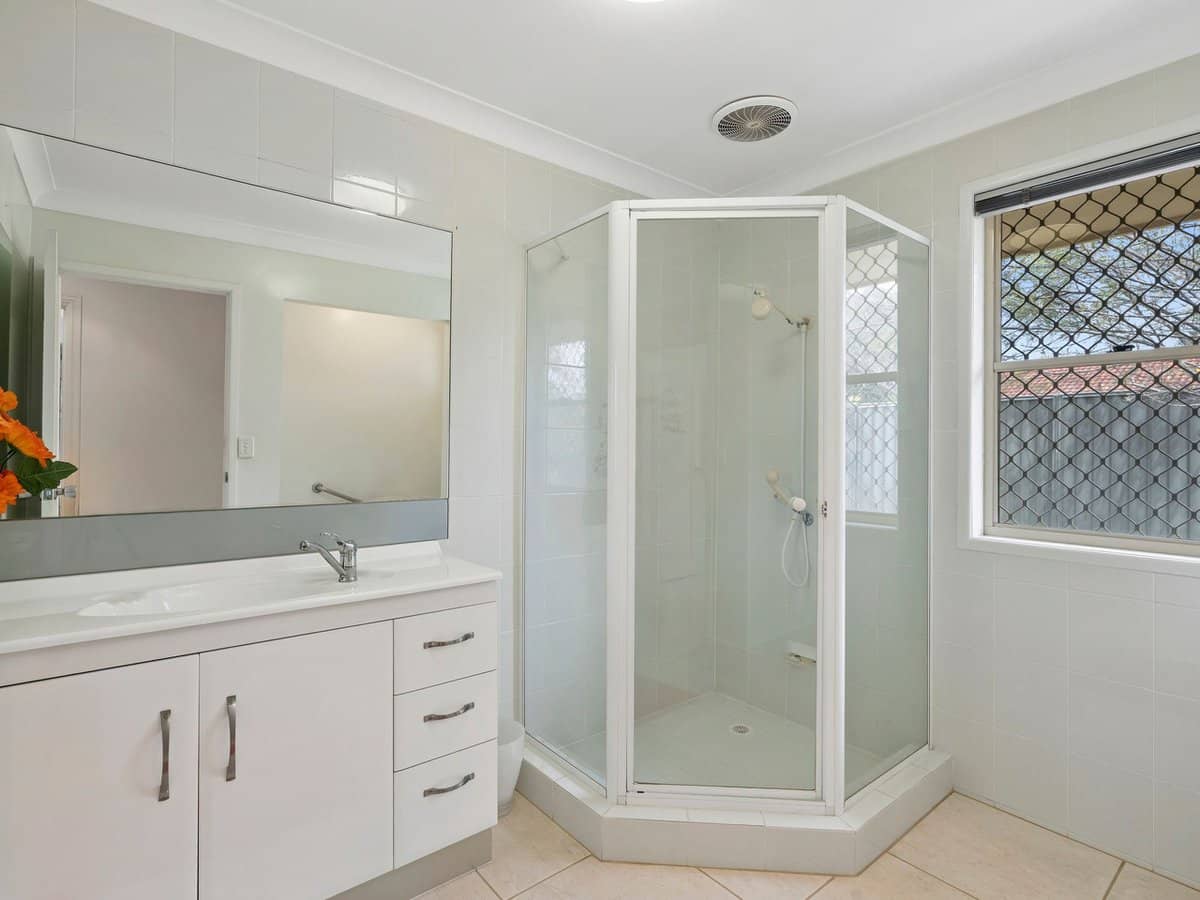 8 Kinloch Avenue, Benowa Waters - Thumbnail 20