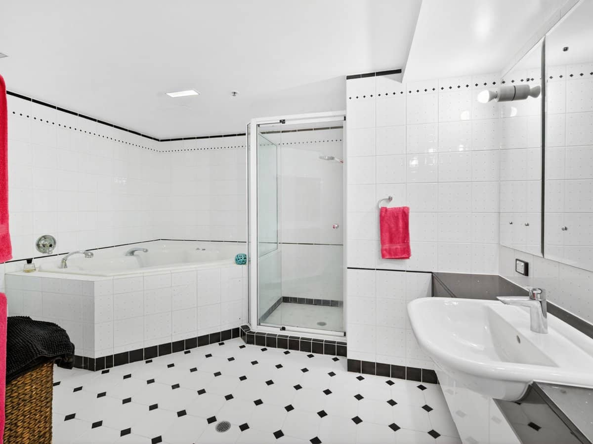 12 Commodore Drive, PARADISE WATERS - Thumbnail 11