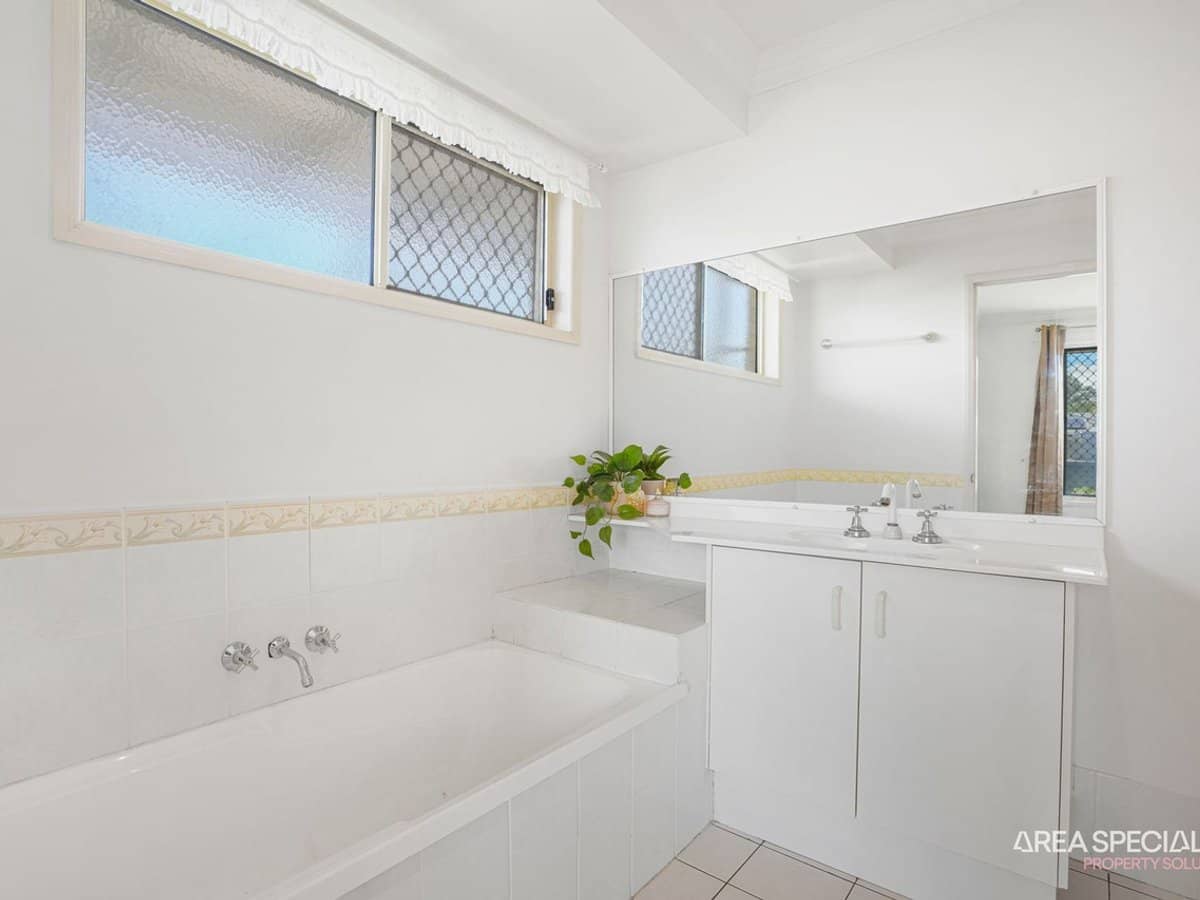 10 Samuel Court, Jacobs Well - Thumbnail 13