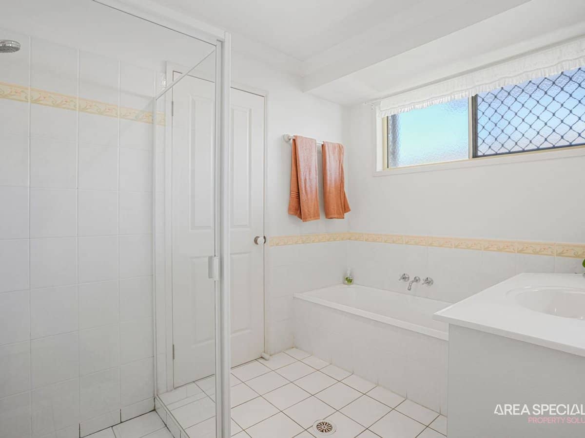 10 Samuel Court, Jacobs Well - Thumbnail 16