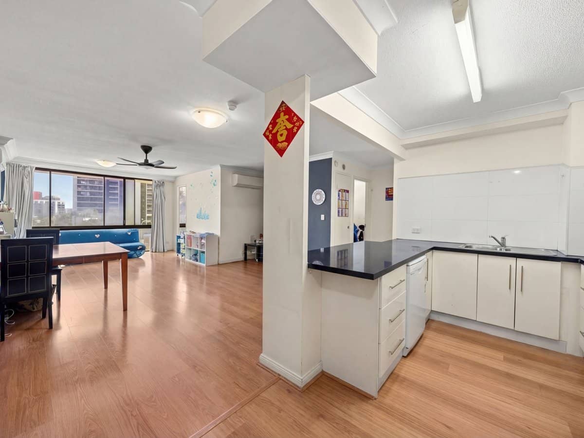 70 Remembrance Drive, SURFERS PARADISE - Thumbnail 2