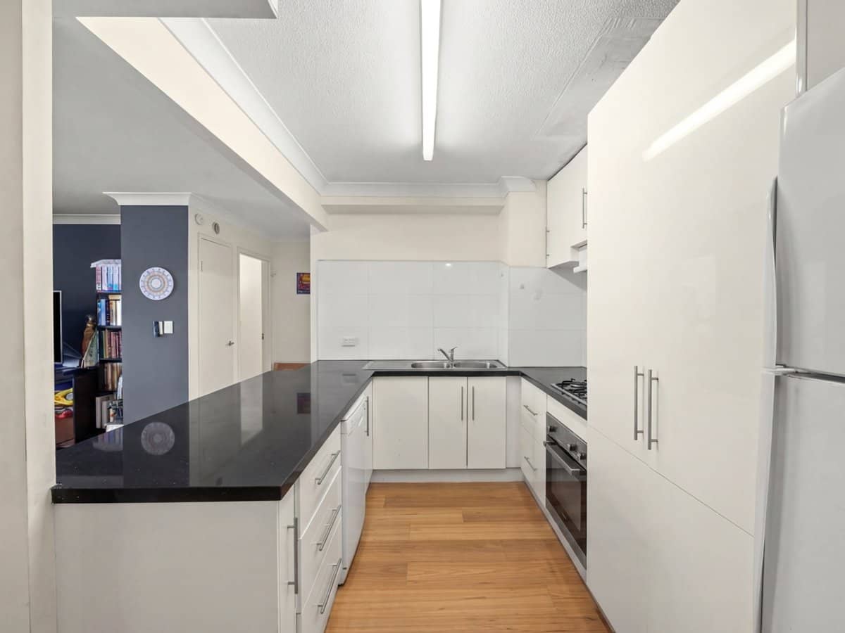 70 Remembrance Drive, SURFERS PARADISE - Thumbnail 3