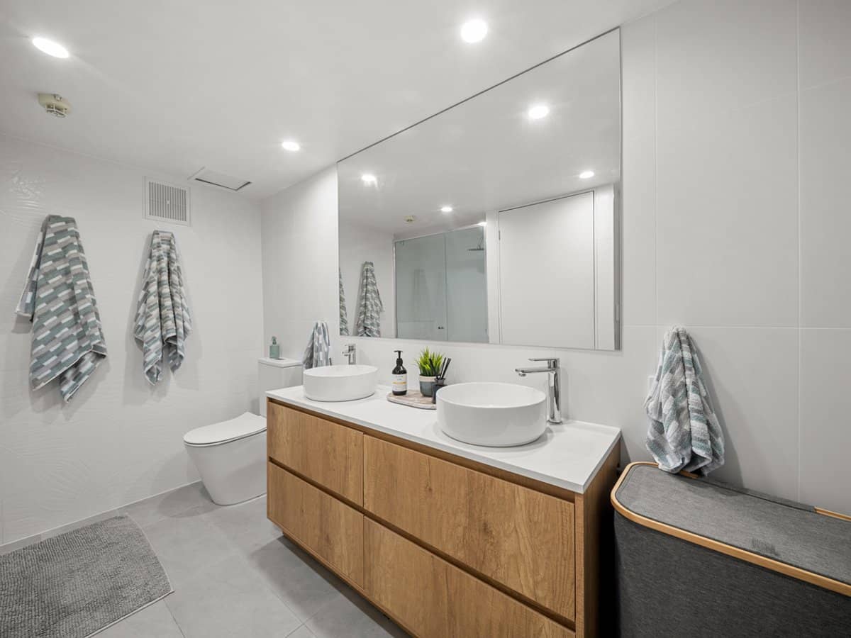 70 Remembrance Drive, SURFERS PARADISE - Thumbnail 2