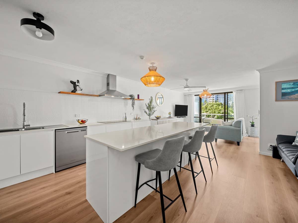 70 Remembrance Drive, SURFERS PARADISE - Thumbnail 3