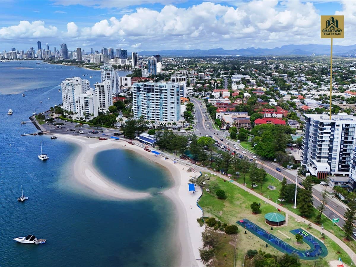 372 Marine Parade, LABRADOR - Thumbnail 1