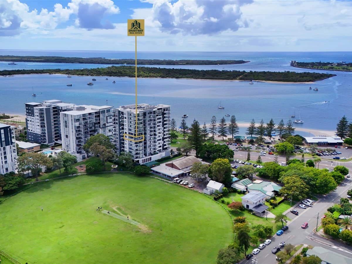 372 Marine Parade, LABRADOR - Thumbnail 3
