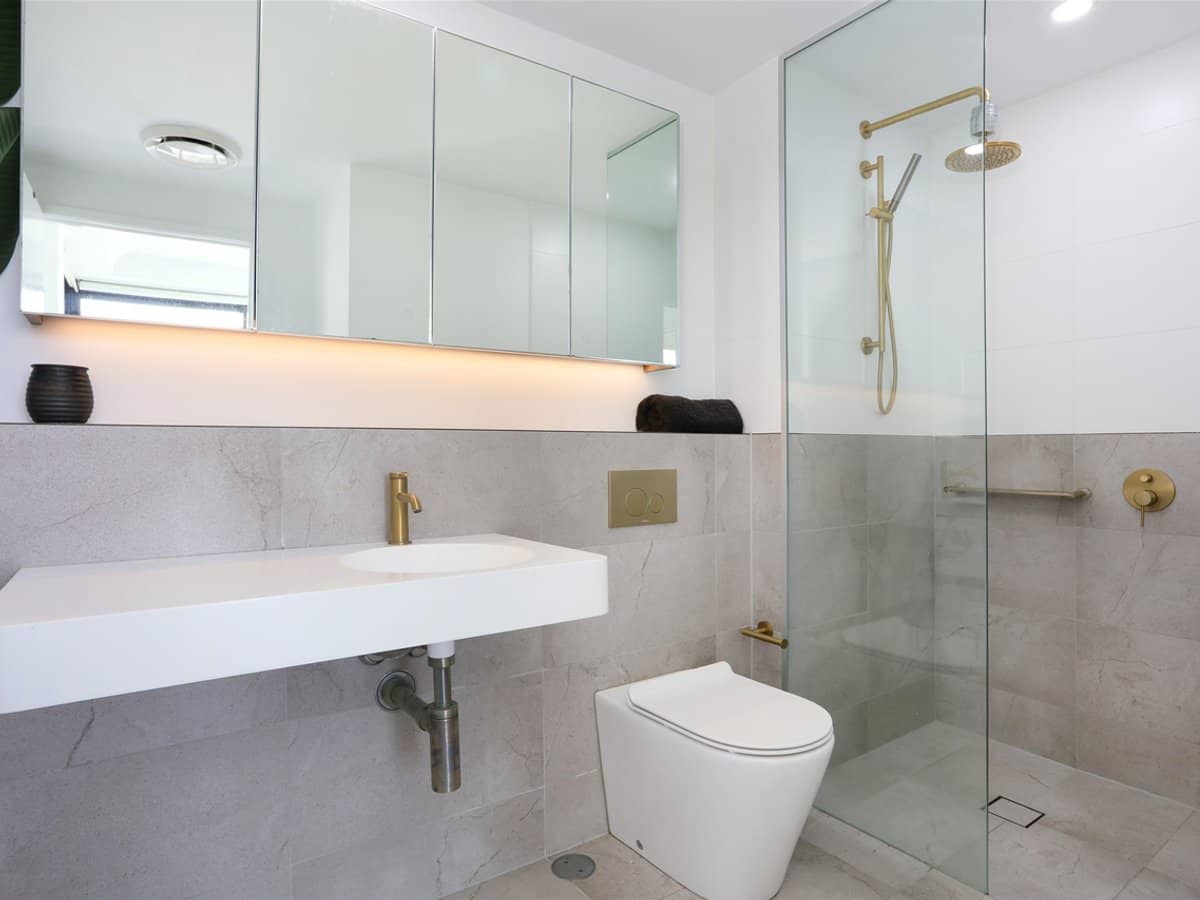 372 Marine Parade, LABRADOR - Thumbnail 16