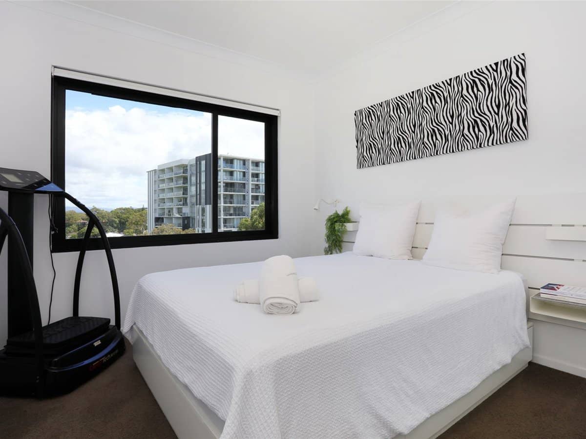 372 Marine Parade, LABRADOR - Thumbnail 17