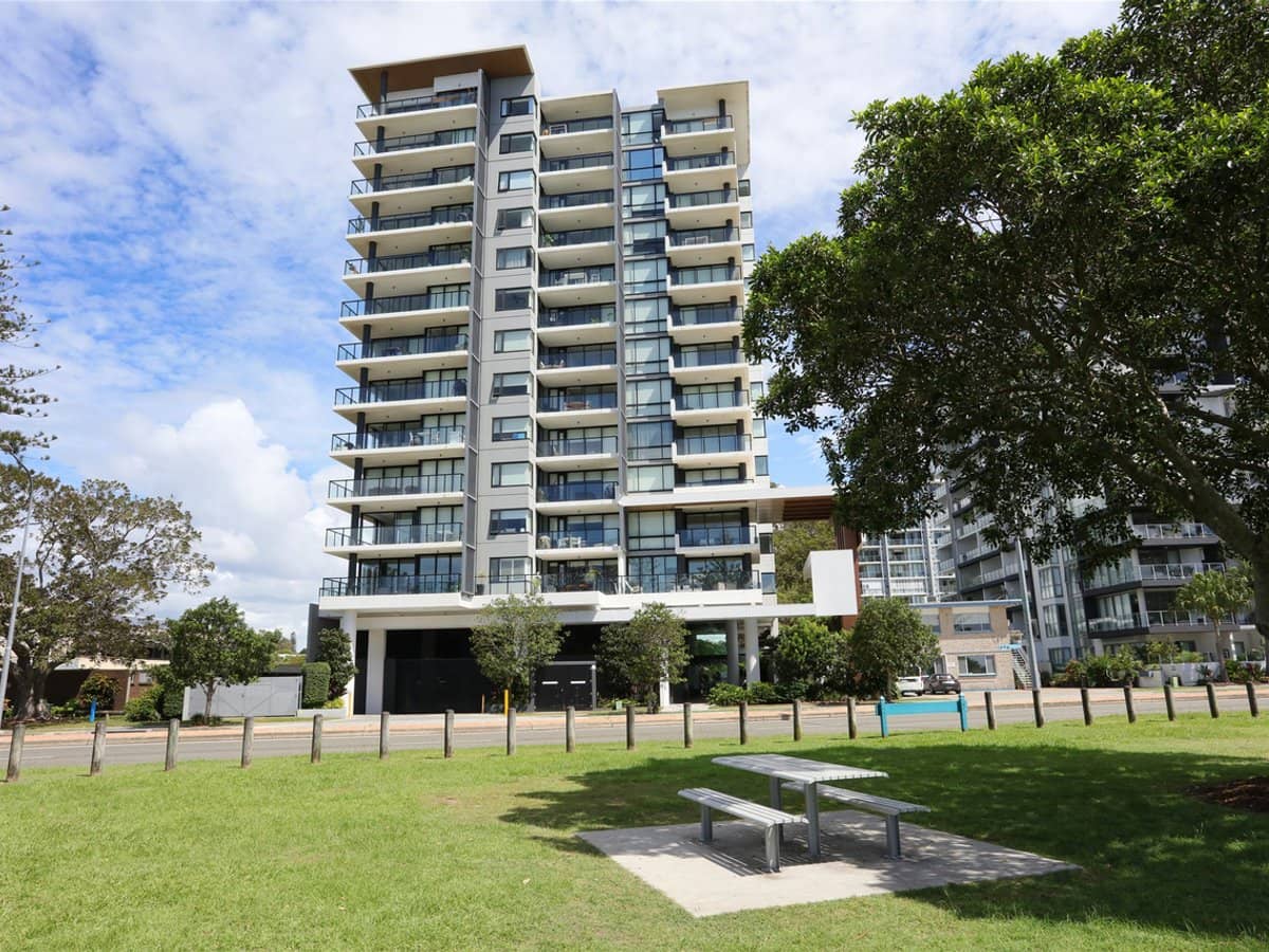 372 Marine Parade, LABRADOR - Thumbnail 21