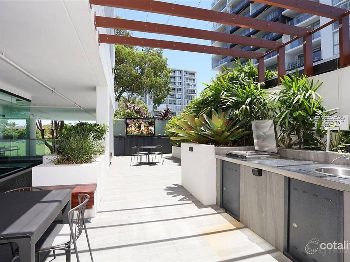 372 Marine Parade, LABRADOR - Thumbnail 24