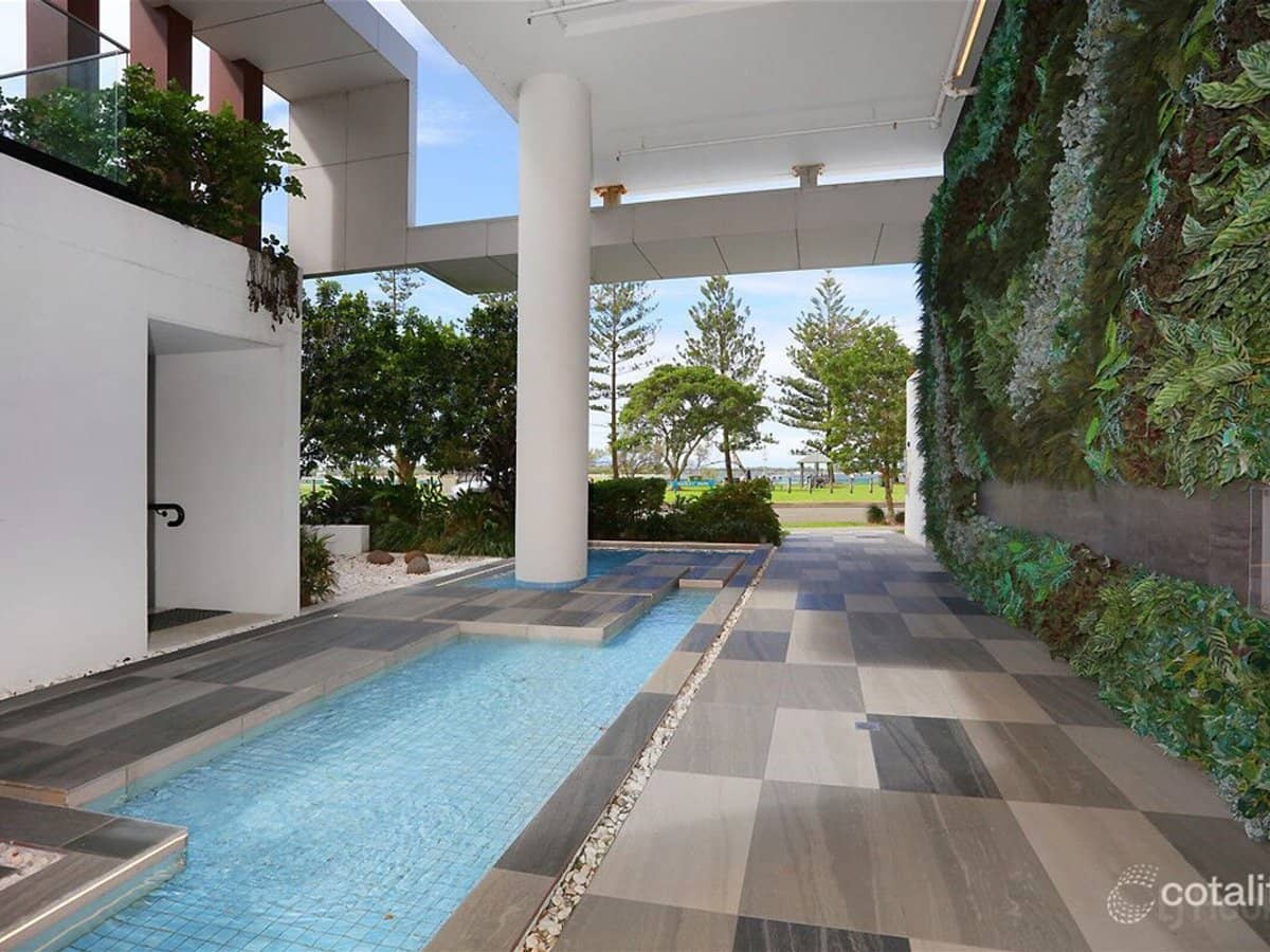 372 Marine Parade, LABRADOR - Thumbnail 27