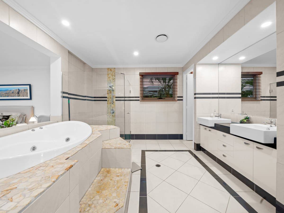 2301 Belmont Court East, HOPE ISLAND - Thumbnail 17