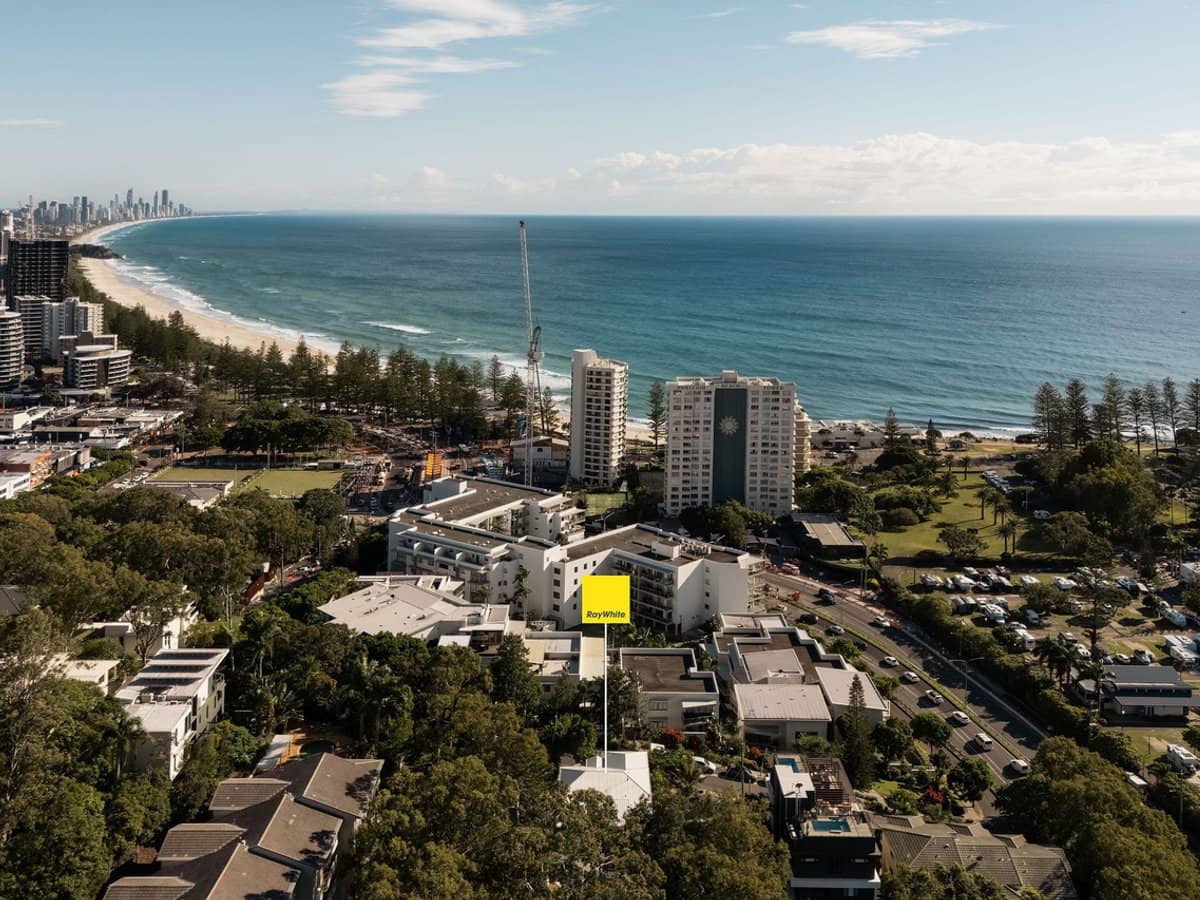 8 Brake Street, Burleigh Heads - Thumbnail 2