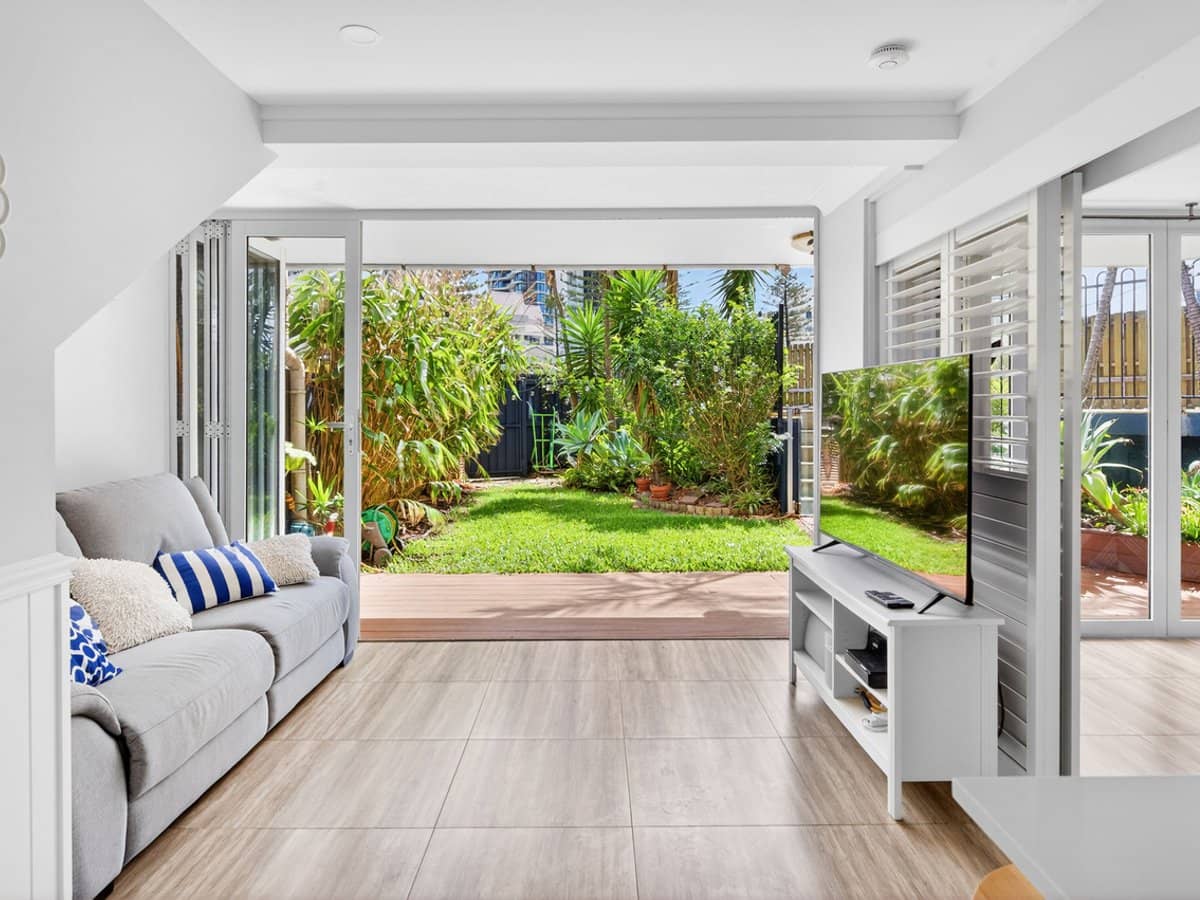 19 Fern Street, Surfers Paradise - Thumbnail 2