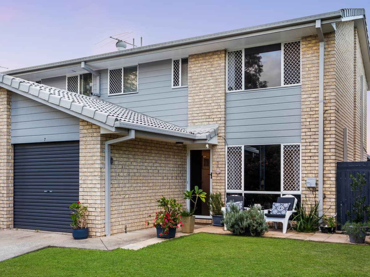 84-86 Castile Crescent, EDENS LANDING - Thumbnail 1