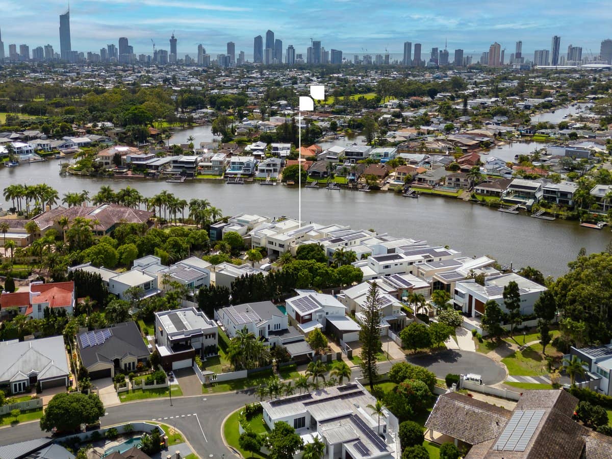 17 Marseille Court, BUNDALL - Thumbnail 1