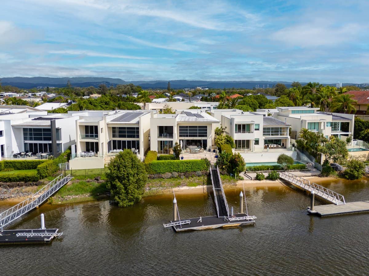 17 Marseille Court, BUNDALL - Thumbnail 2