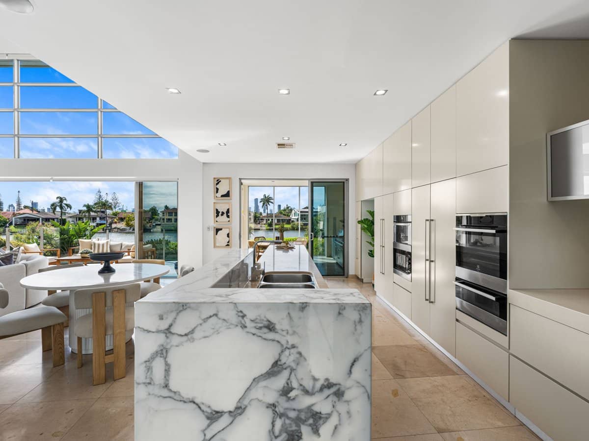 17 Marseille Court, BUNDALL - Thumbnail 5