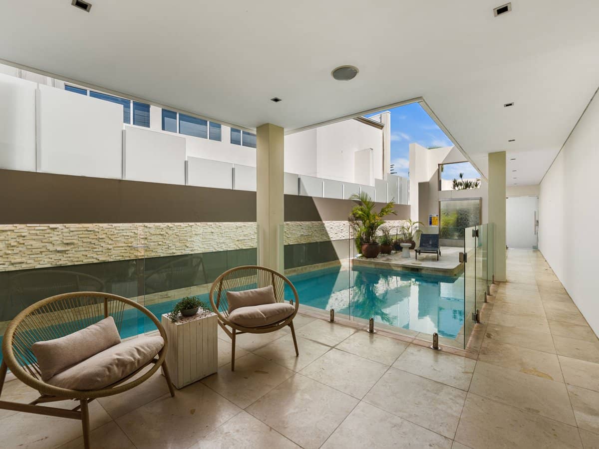 17 Marseille Court, BUNDALL - Thumbnail 6