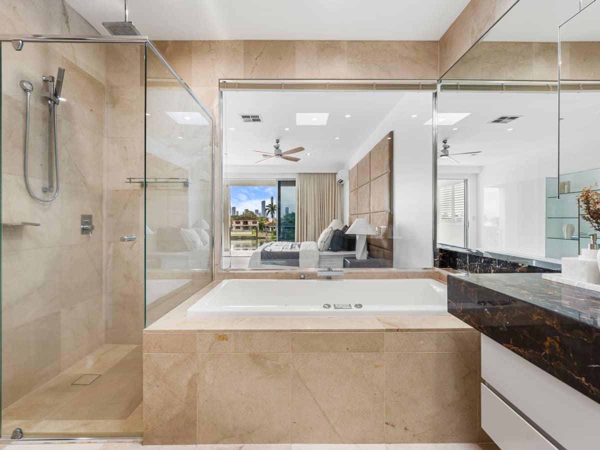 17 Marseille Court, BUNDALL - Thumbnail 11