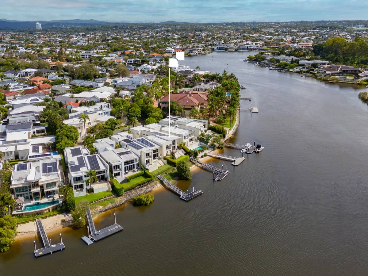 17 Marseille Court, BUNDALL - Thumbnail 31