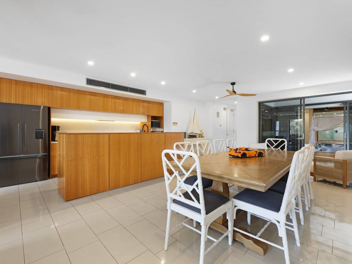 64 The Esplanade, Burleigh Heads - Thumbnail 11