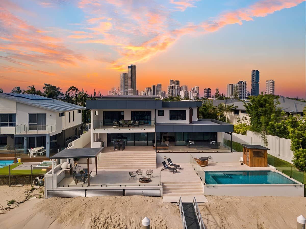 11 Gretel Drive, MERMAID WATERS - Thumbnail 1