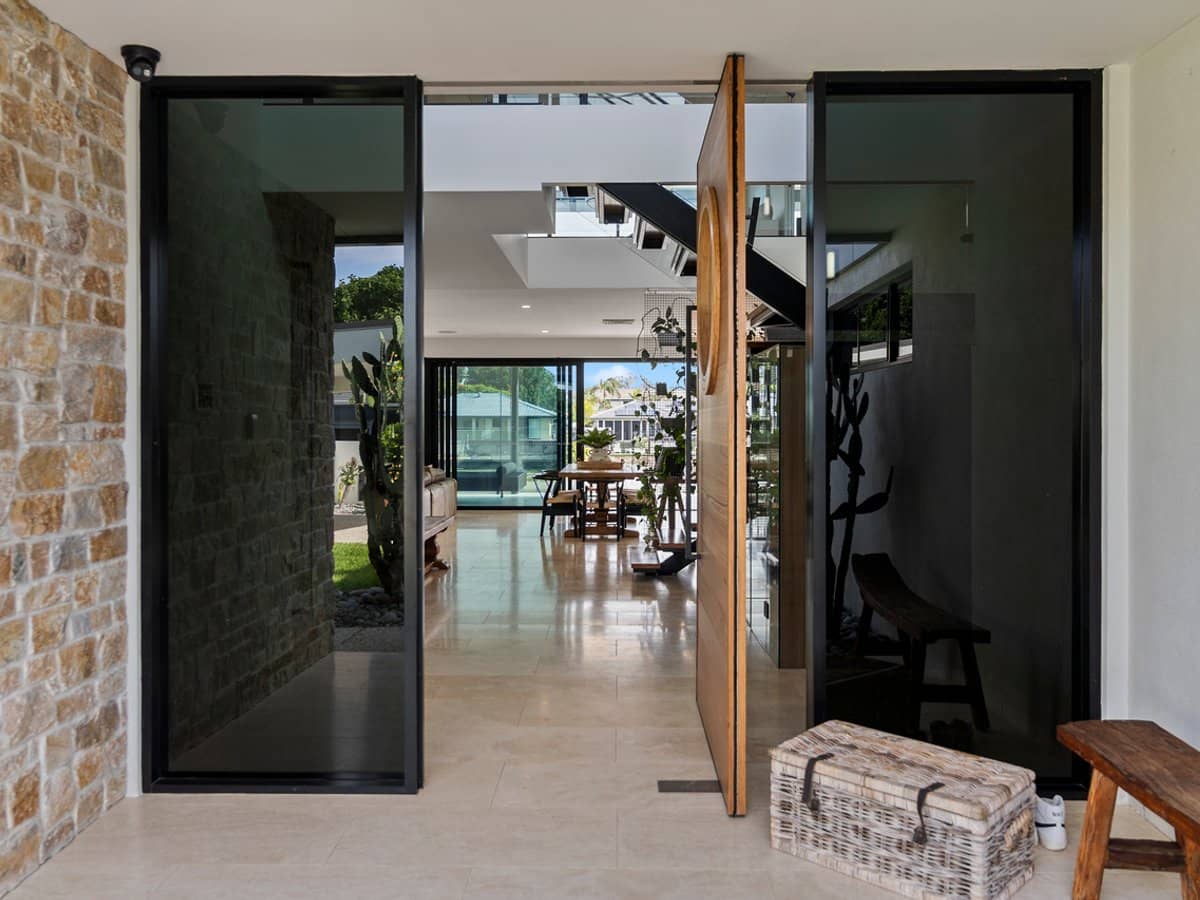 11 Gretel Drive, MERMAID WATERS - Thumbnail 4