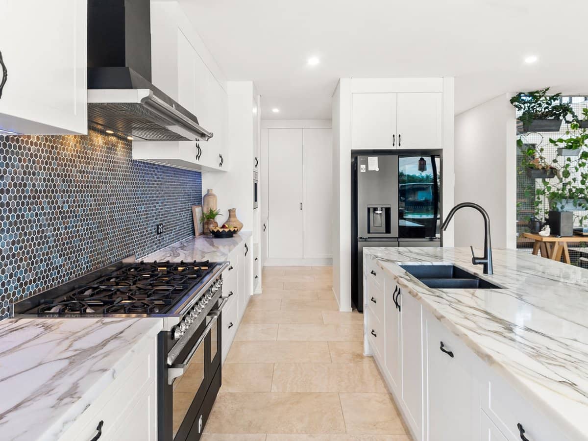 11 Gretel Drive, MERMAID WATERS - Thumbnail 6