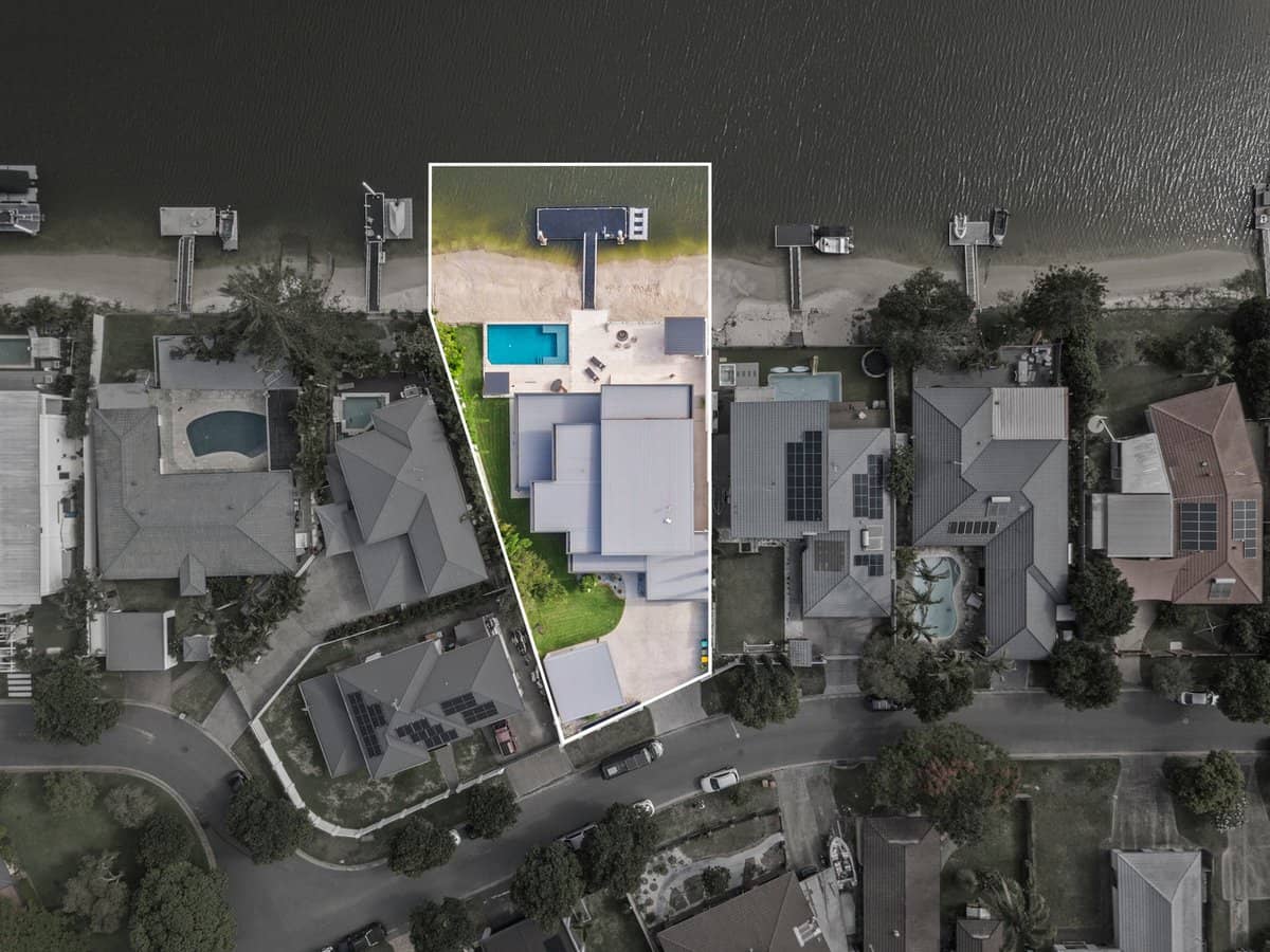 11 Gretel Drive, MERMAID WATERS - Thumbnail 1