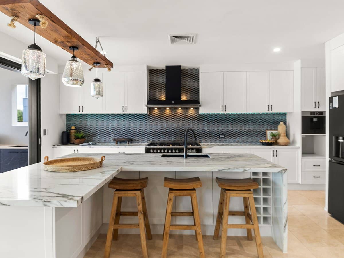 11 Gretel Drive, MERMAID WATERS - Thumbnail 6