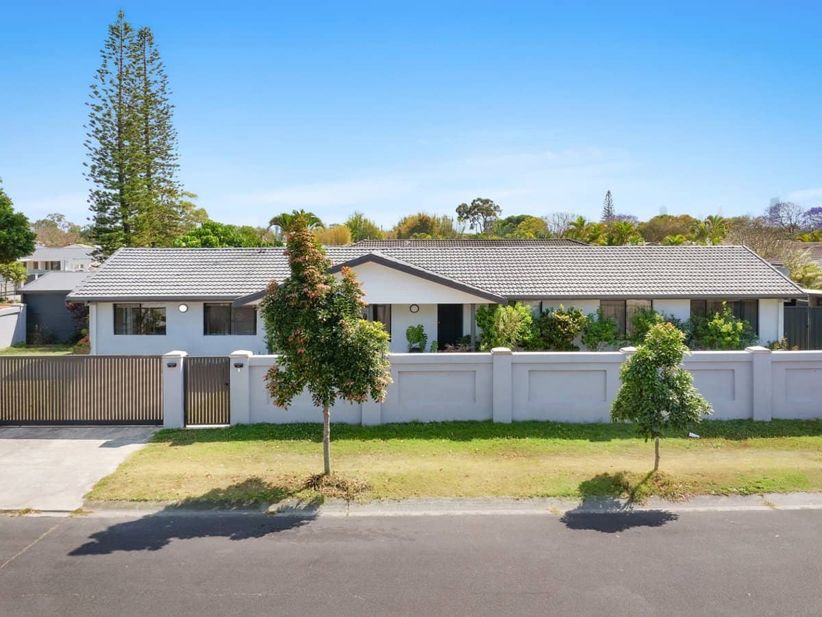 10 Sigatoka Place, CLEAR ISLAND WATERS - Thumbnail 1