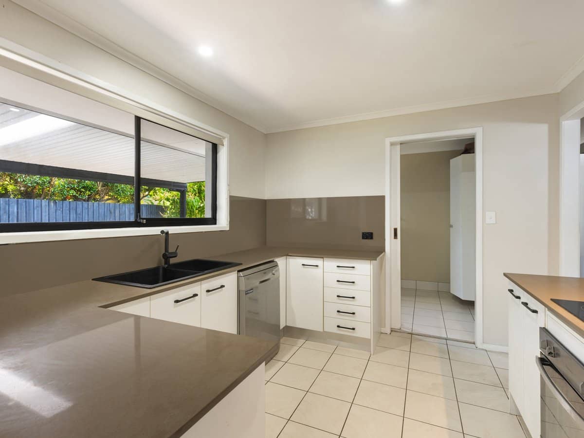 10 Sigatoka Place, CLEAR ISLAND WATERS - Thumbnail 6