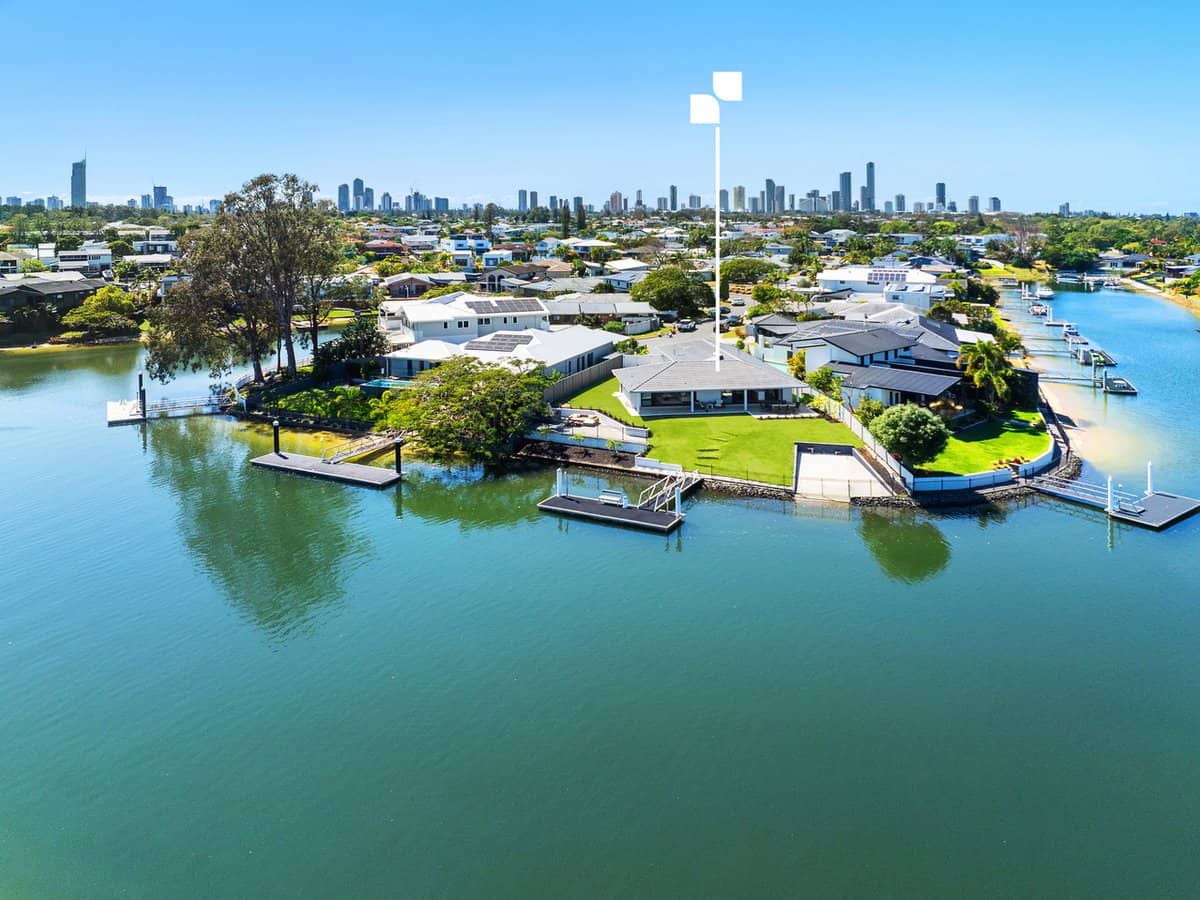 26 Huon Street, BROADBEACH WATERS - Thumbnail 35