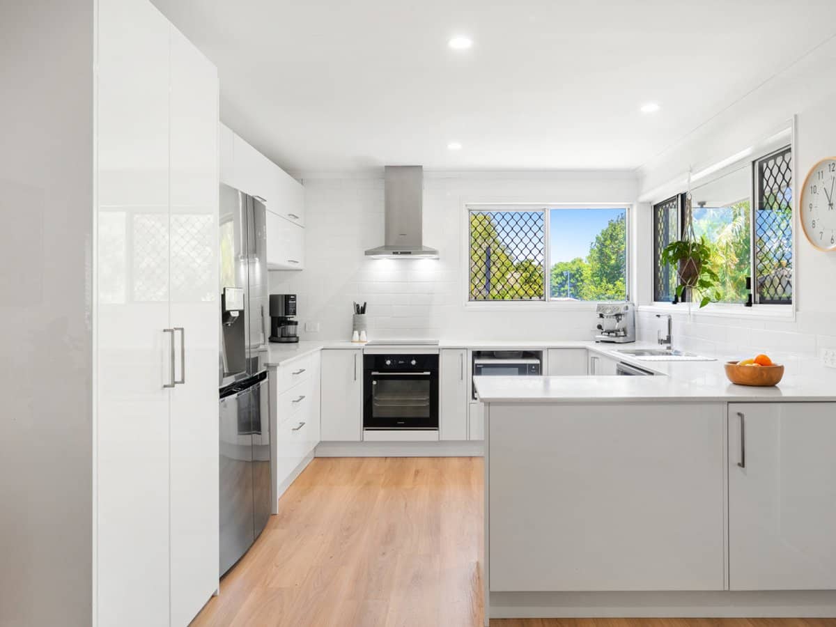 38 Beaconsfield Drive, BURLEIGH WATERS - Thumbnail 2