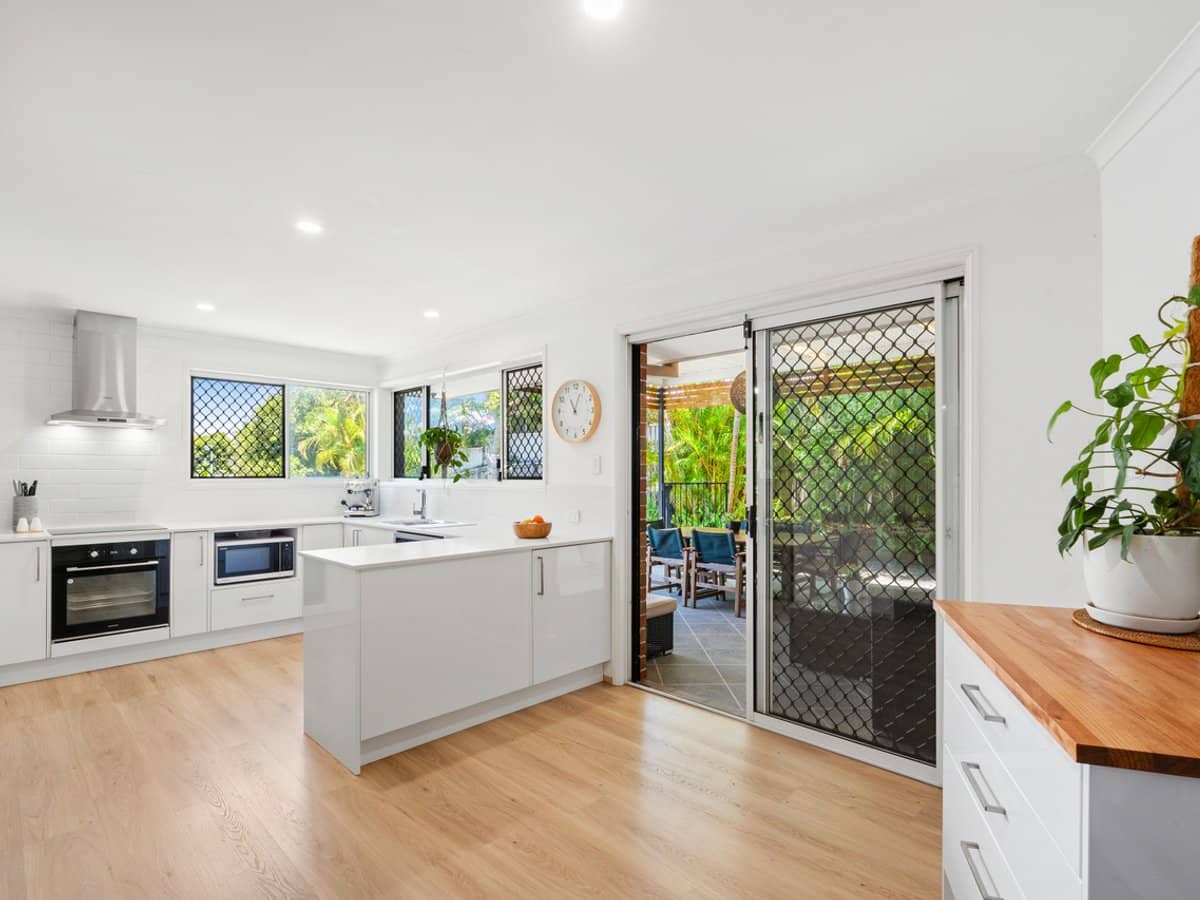 38 Beaconsfield Drive, BURLEIGH WATERS - Thumbnail 3