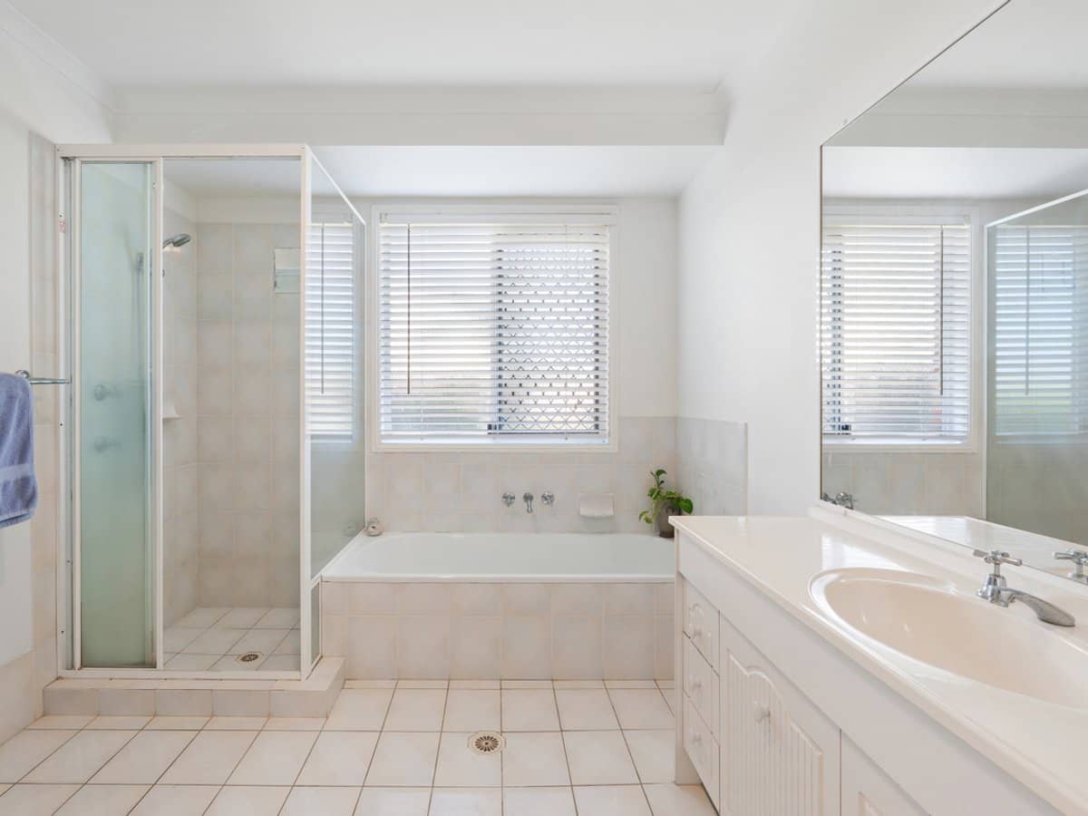 38 Beaconsfield Drive, BURLEIGH WATERS - Thumbnail 10