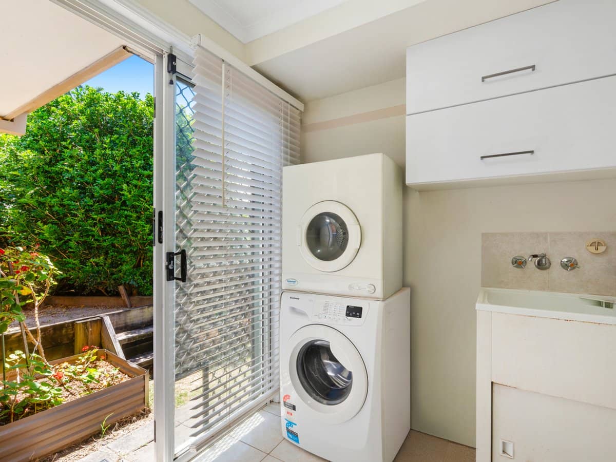 38 Beaconsfield Drive, BURLEIGH WATERS - Thumbnail 12